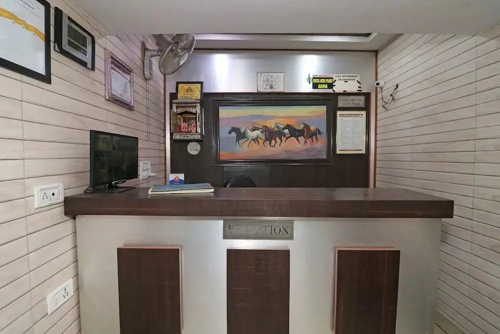 OYO 24723 Hotel Atul Palace