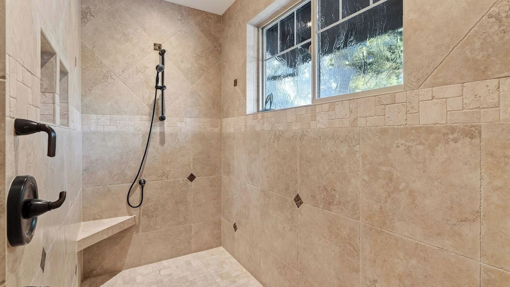 Mulligan Estate by Avantstay Sunriver Retreat + Hot Tub + Game Room + Bikes + Near Trails & Golf