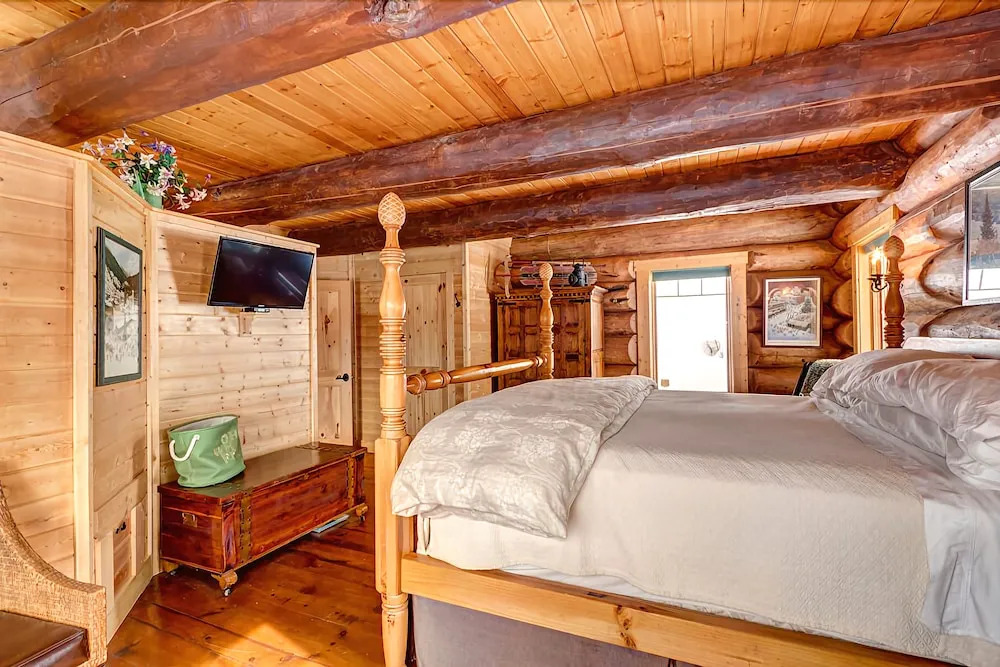 #1686 Custom Built Log Cabin - Indiana Creek Lodge - True Gem With Log Cabin Ambiance!