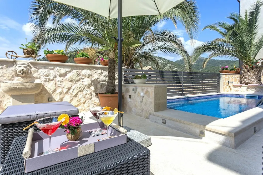 Villa Capitis in the Centre- Luxury Apartment with Swimming Pool