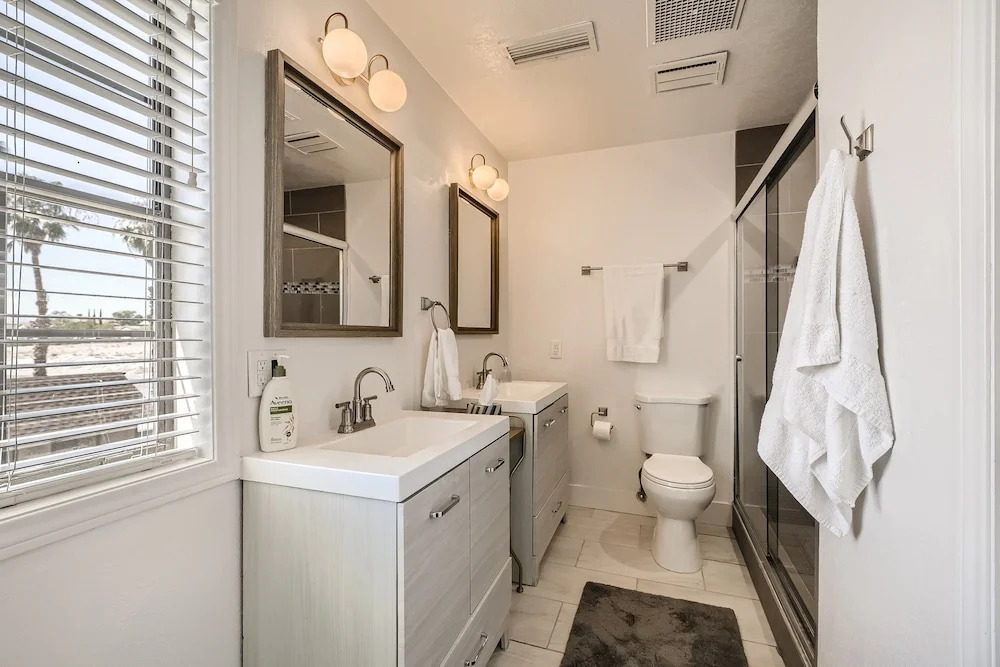 Lux life! Central location for business or play