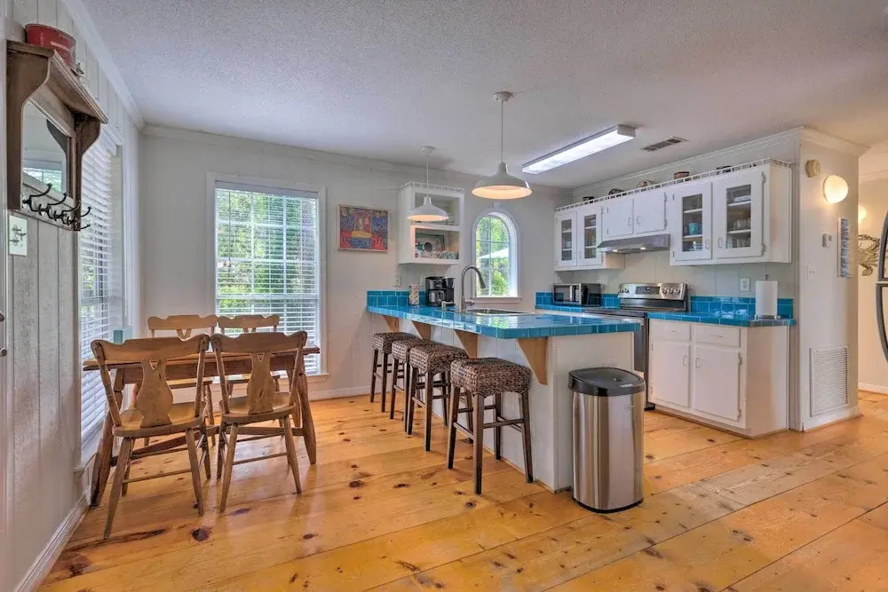 Charming Dauphin Island Home ~ 1 Mi to Beach!