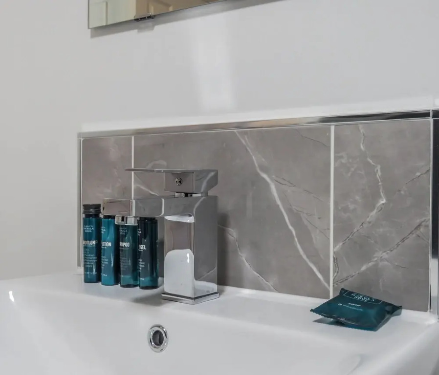 Tudors eSuites Birmingham Townhouse Private Garden Free Parking