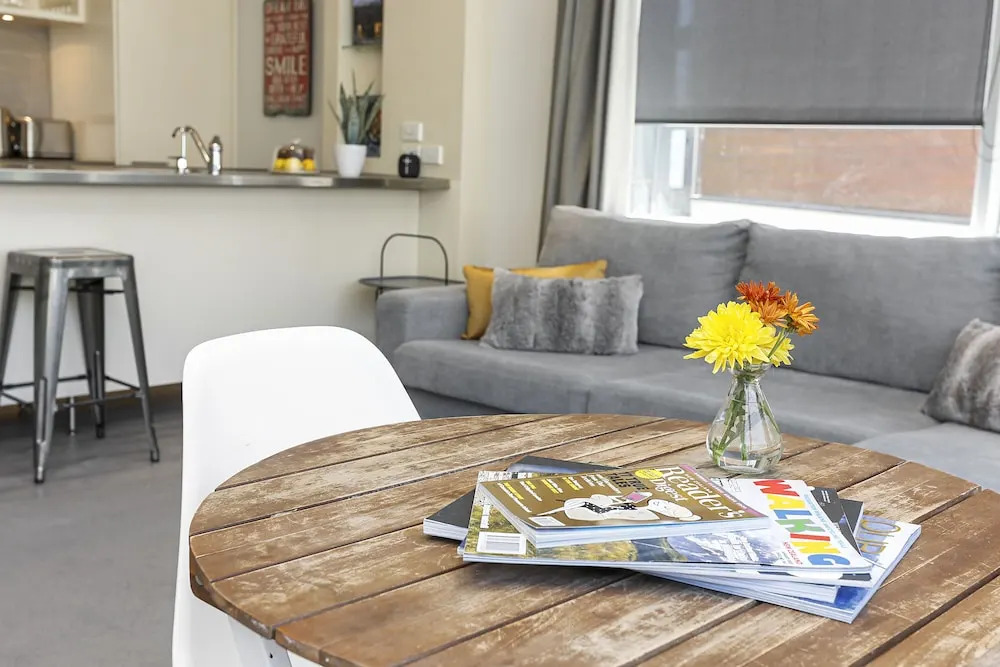 Bright and Spacious Viaduct Living with free carpark by Urban Butler