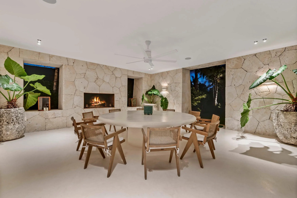Magnificent 5BR Modern Tropical Villa With Pool