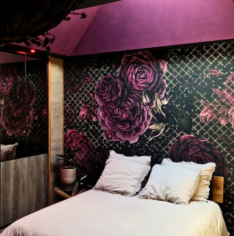 Aka Love Room