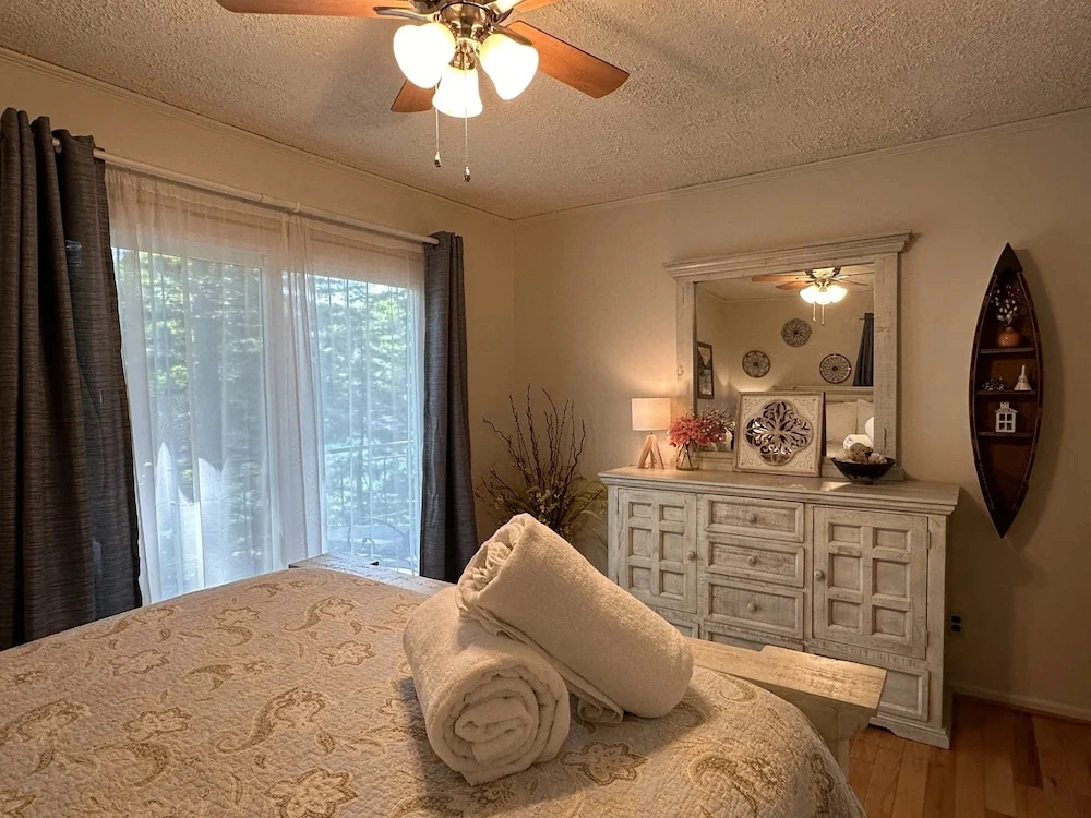 Humble Hideaway - Inviting Lakefront Home With Firepit, Balcony & W/D - Dog-friendly