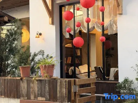 Wuyuan Treeside Camphor House