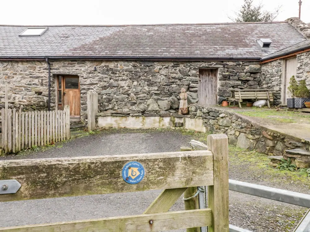 Bryn Meurig Bach