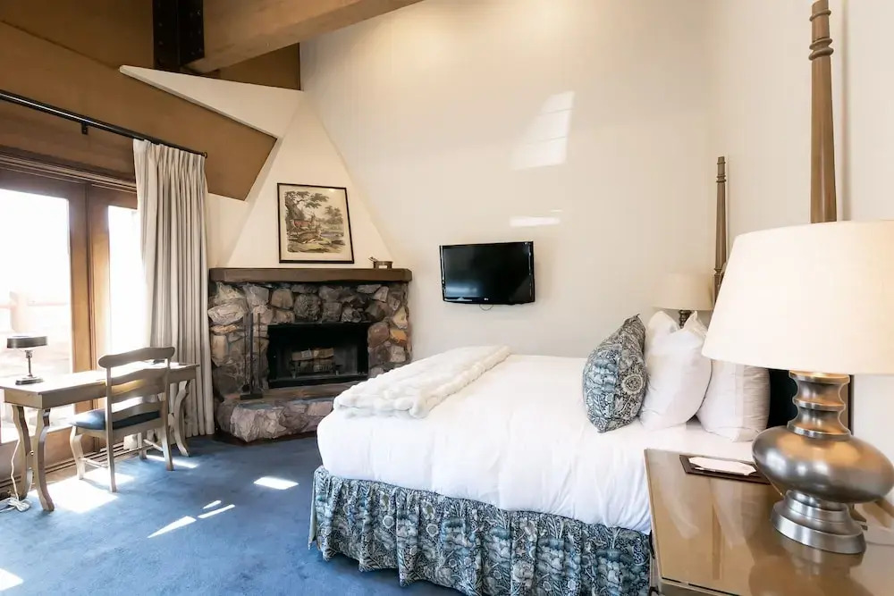 Sterling One Bedroom Suite in Great location with Majestic Mountain Views 1 Condo by RedAwning