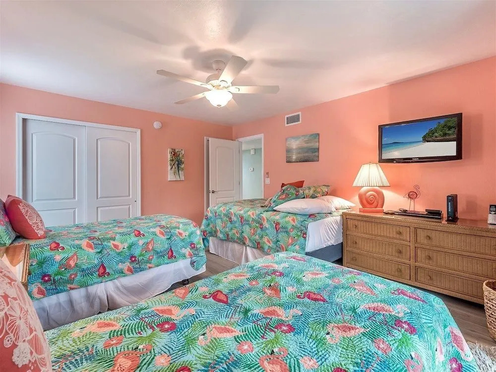 Shorewood Condos by Dream Vacation Rentals