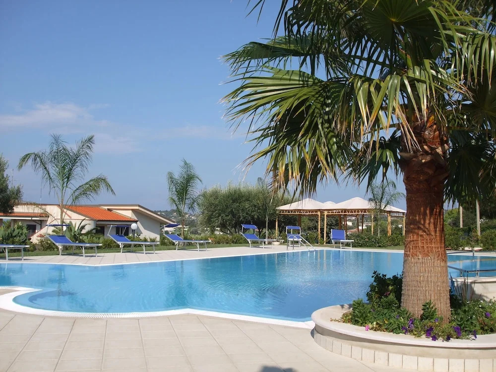 2 bed apartment with a spectacular panoramic sea, coastline and mountain views