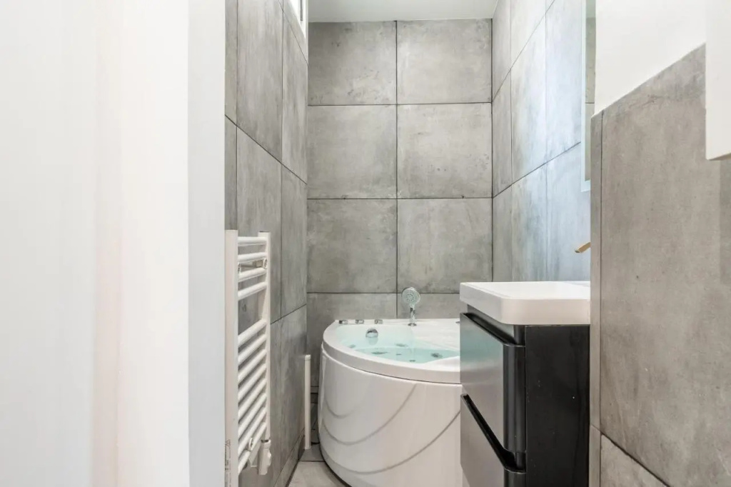 Lavie Maison Eiffel AC Hot Tub