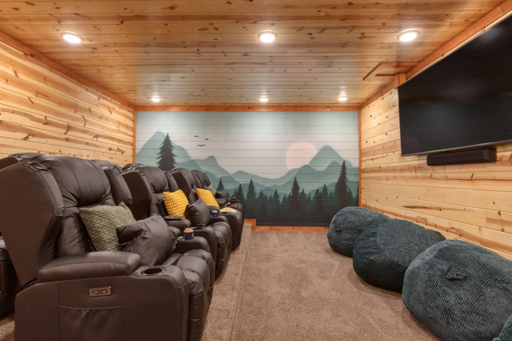 Evergreen Lodge by Avantstay Indoor Heated Pool + Game Room + Movie Theater + Hot Tub Mtn Views + Pigeon Forge