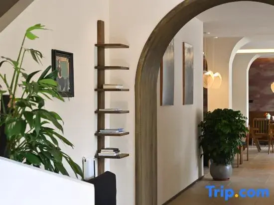 Shiwai Qilan Homestay (Kangding Love Song Square Liuliu City)