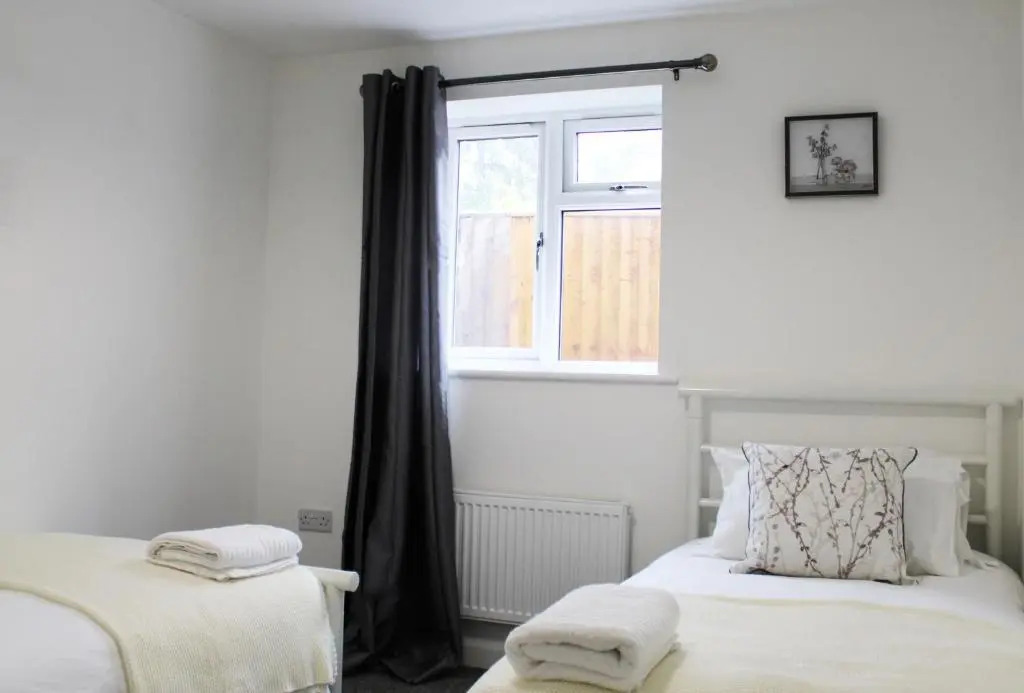 Low Cost, 4 Bed with Parking & Large Garden 08
