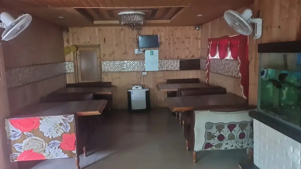 Goroomgo Ameera Srinagar