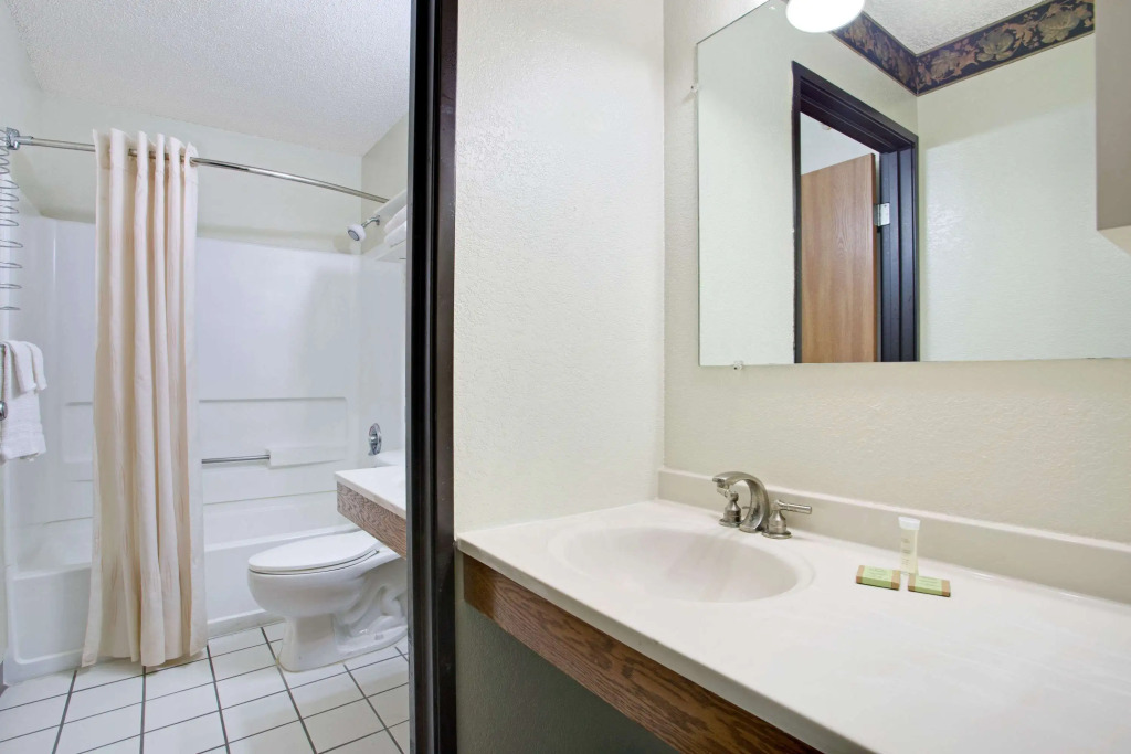 Super8 by Wyndham NEARBY Clearwater St Petersburg International Airport