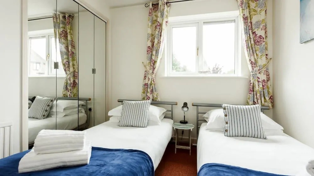 Dolphin Cottage - Short walk to Poole Quay with Private Garden