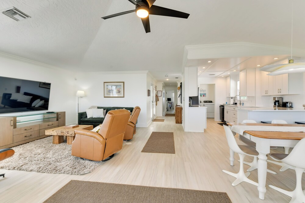 Steps to Ocean & Bay: Bradenton Beach Townhome!