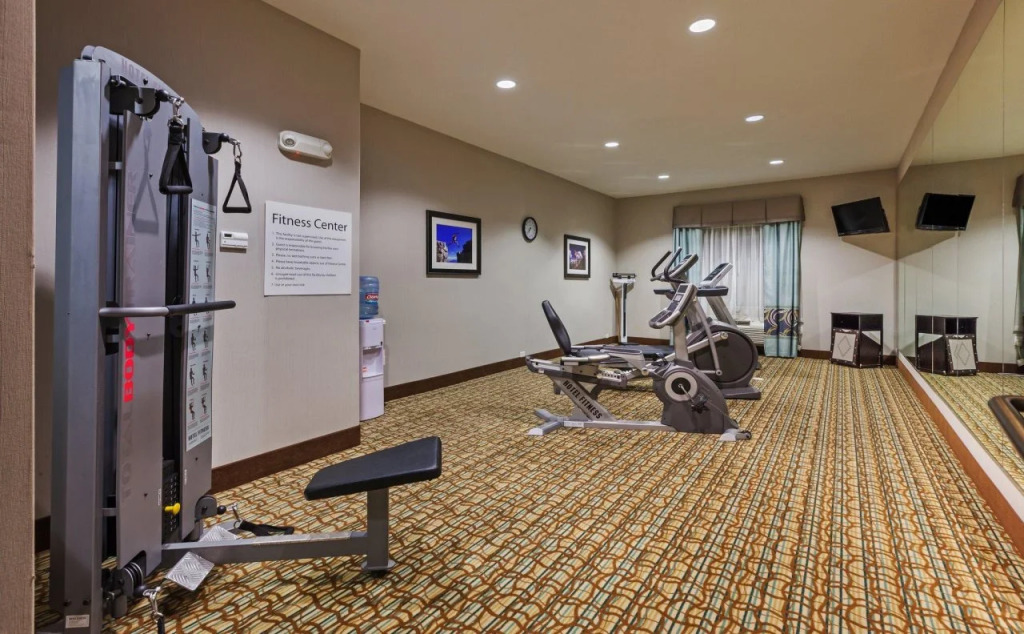 Holiday Inn Express & Suites Cleveland by IHG