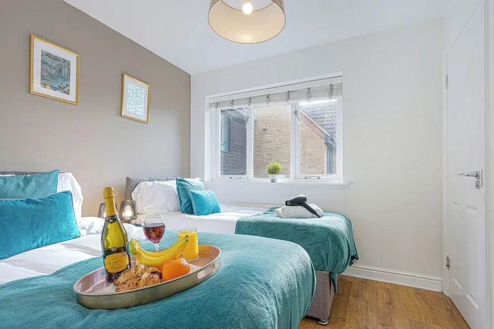 3 Bed House - Sleeps 7 - Garden - Parking - Wifi