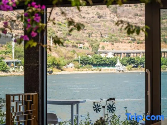 On the side of clear water, sunrise on the sea, waterfront and sea view vacation accommodation