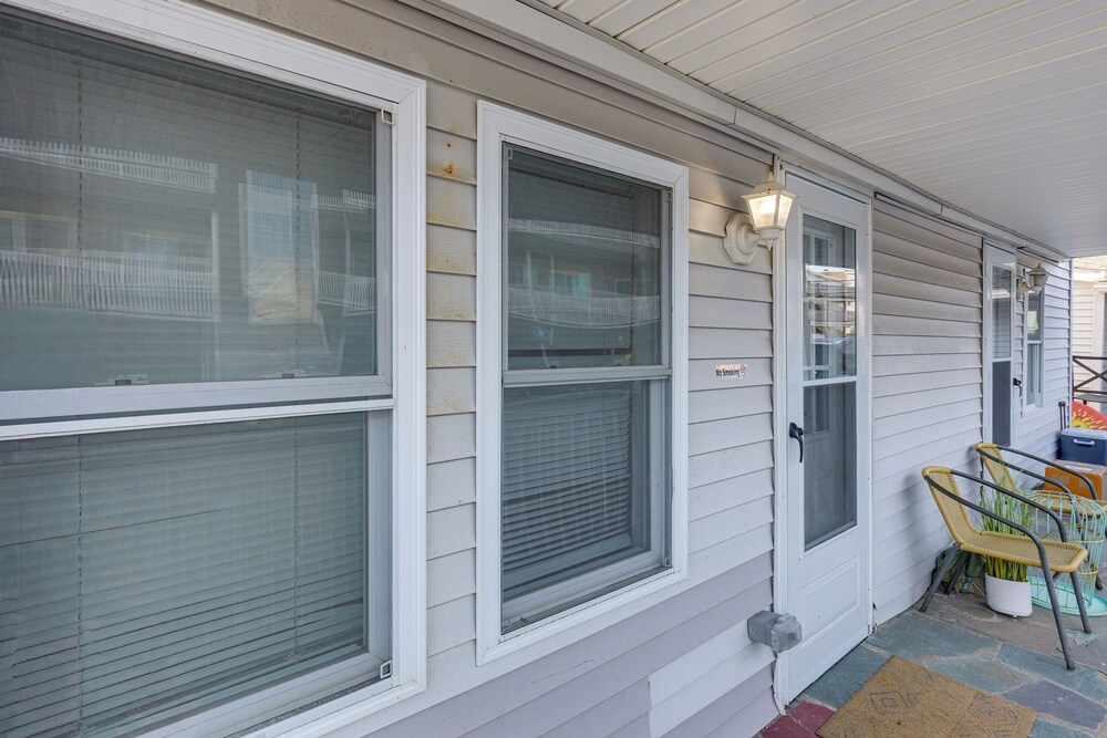 Walk to Public Beach Access! Breezy Hampton Condo