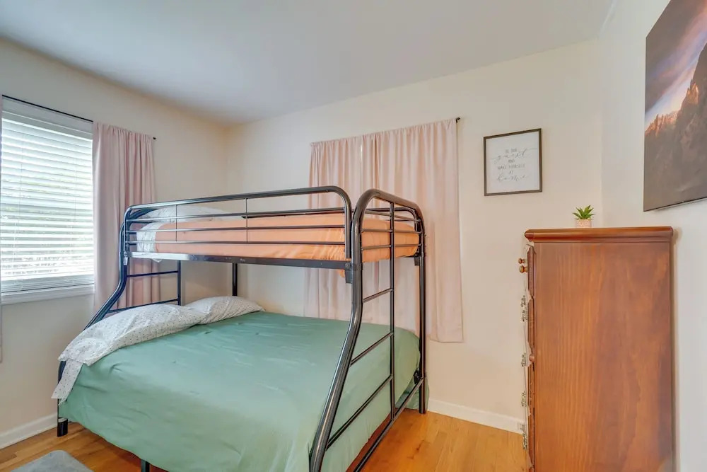 Oak Ridge Retreat w/ Porch < 1 Mi to Downtown