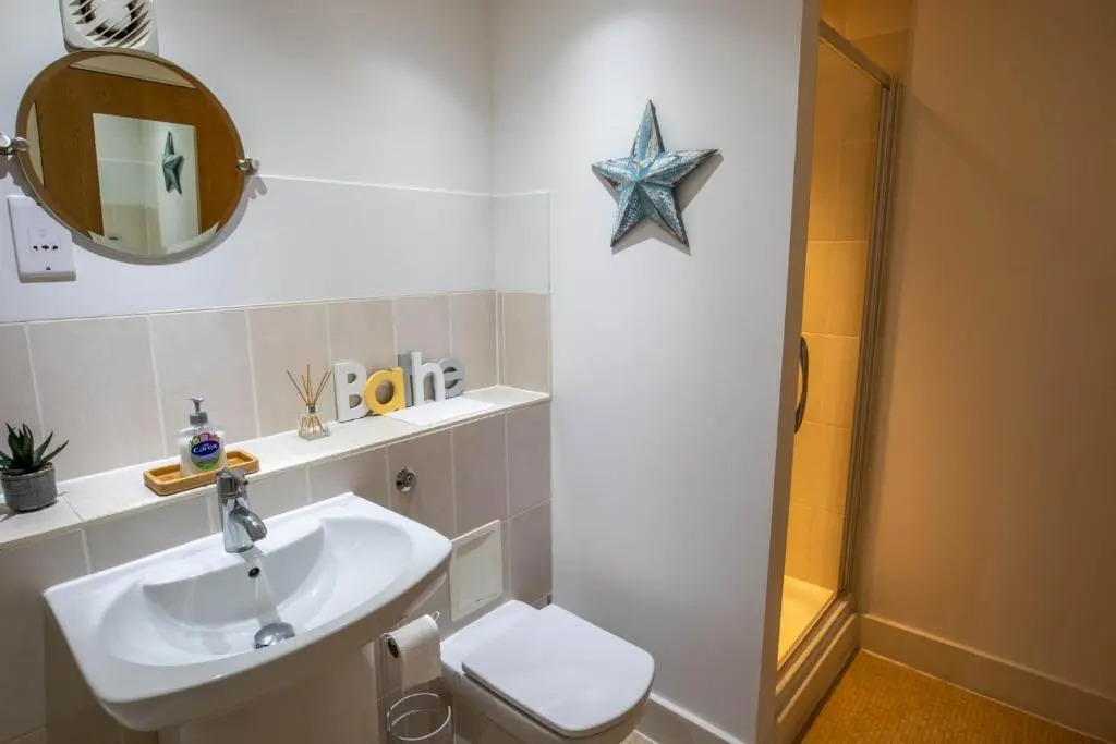 The Chaucer - Modern 3 Bed Home with parking close to city centre