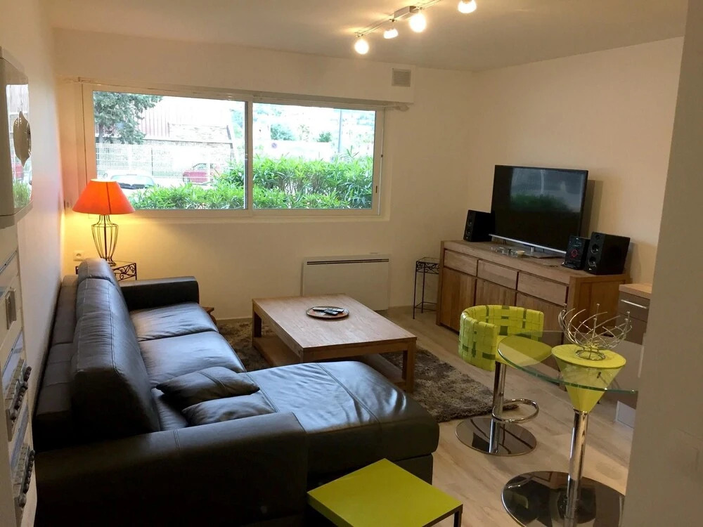 Apartment With one Bedroom in Le Lavandou, With Wonderful Mountain Vie