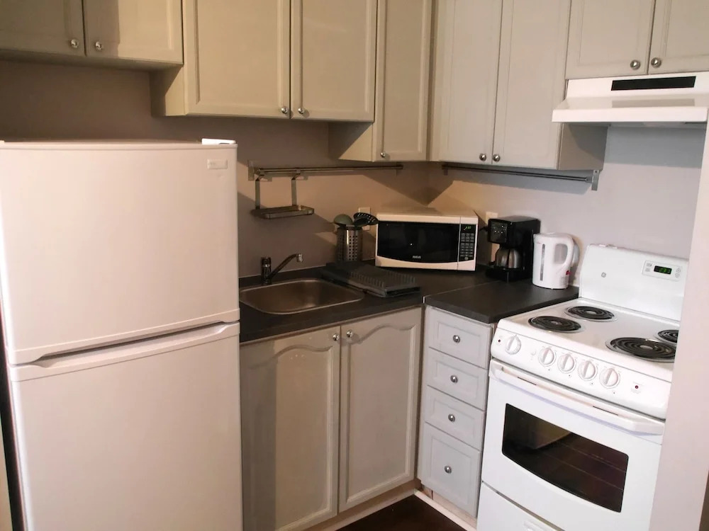 Trendy 1BR Unit on Queen St. W.