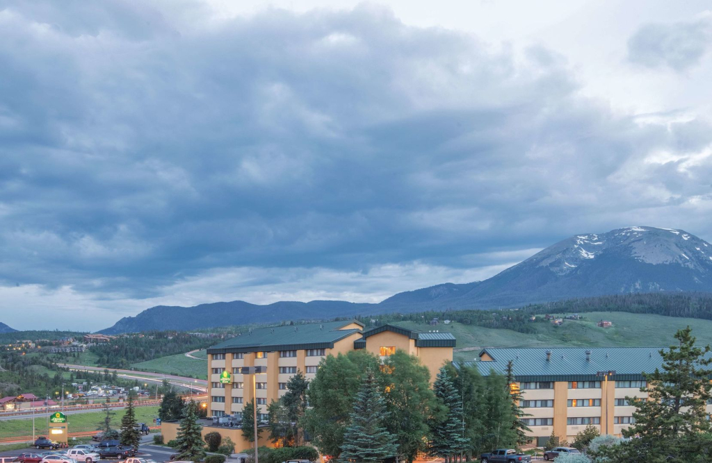 Mountain Valley Inn & Suites