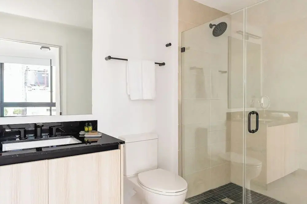 District 225 • 2 BD/2BTH • 20th Fl • Free Spa