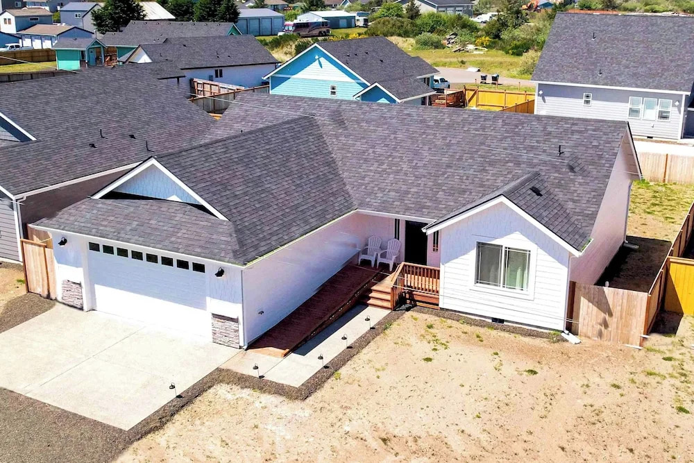 Ocean Shores Home w/ Game Room - Walk to Beaches