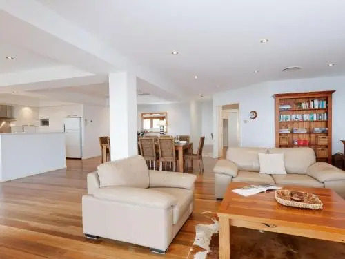 Beauty And The Beach', 88 Foreshore Drive - Large Home With Wifi And Water Views