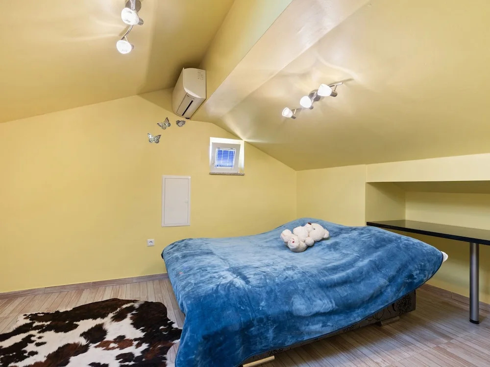 Comfortable Holiday Home in Pirovac With Garden