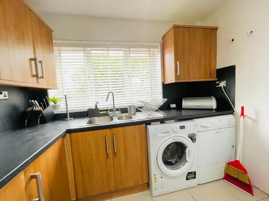 Mayfair Place - Cosy 3 Bedroom House with Free Parking