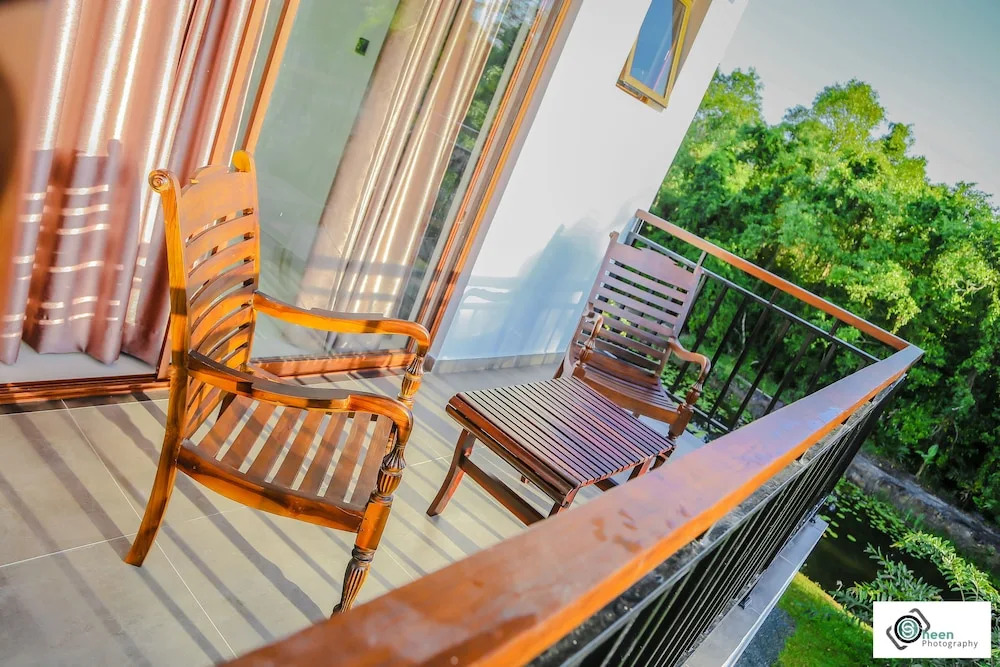 Shades Hotel & Villa
