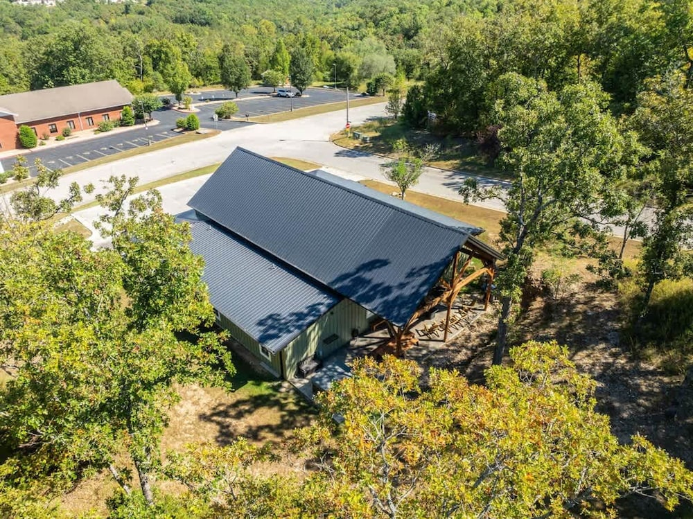 8-bedroom Branson Retreat- Hot Tub Porch Swings