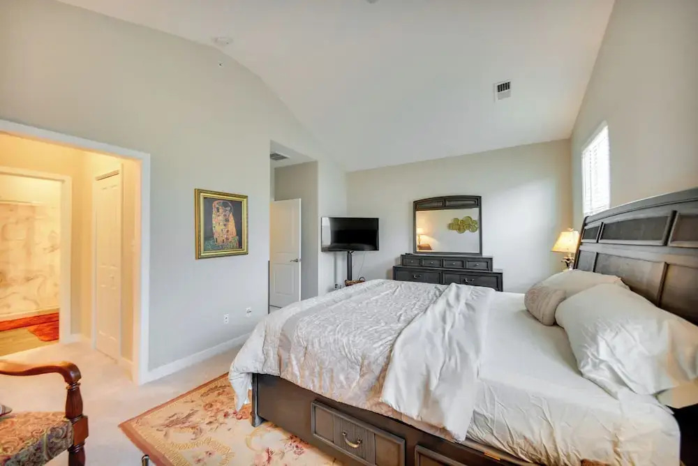 Hampton Condo: By Convention Center & Coliseum!