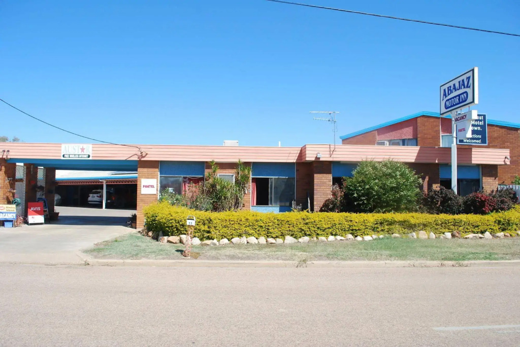 Abajaz Motor Inn - Pool and short walk to Town