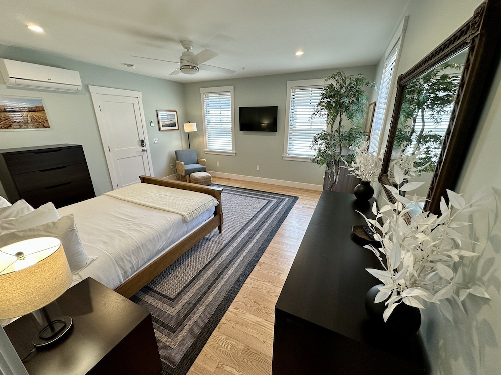 Downtown Newport Gem 1br W/ Parking & Prime Spot 1 Bedroom Apts