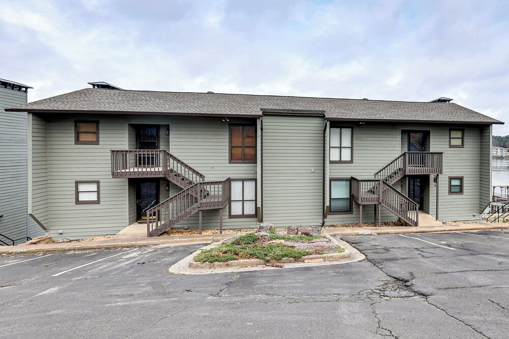 Hot Springs Condo on Lake Hamilton w/ Balcony!