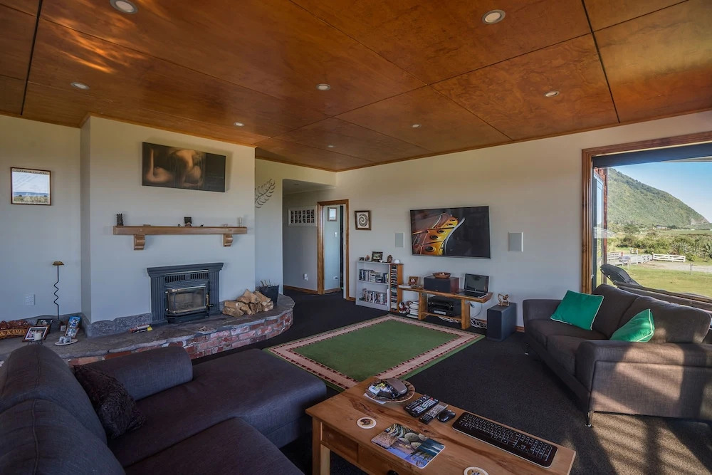 Koru Beach Cabin & B&B Homestay