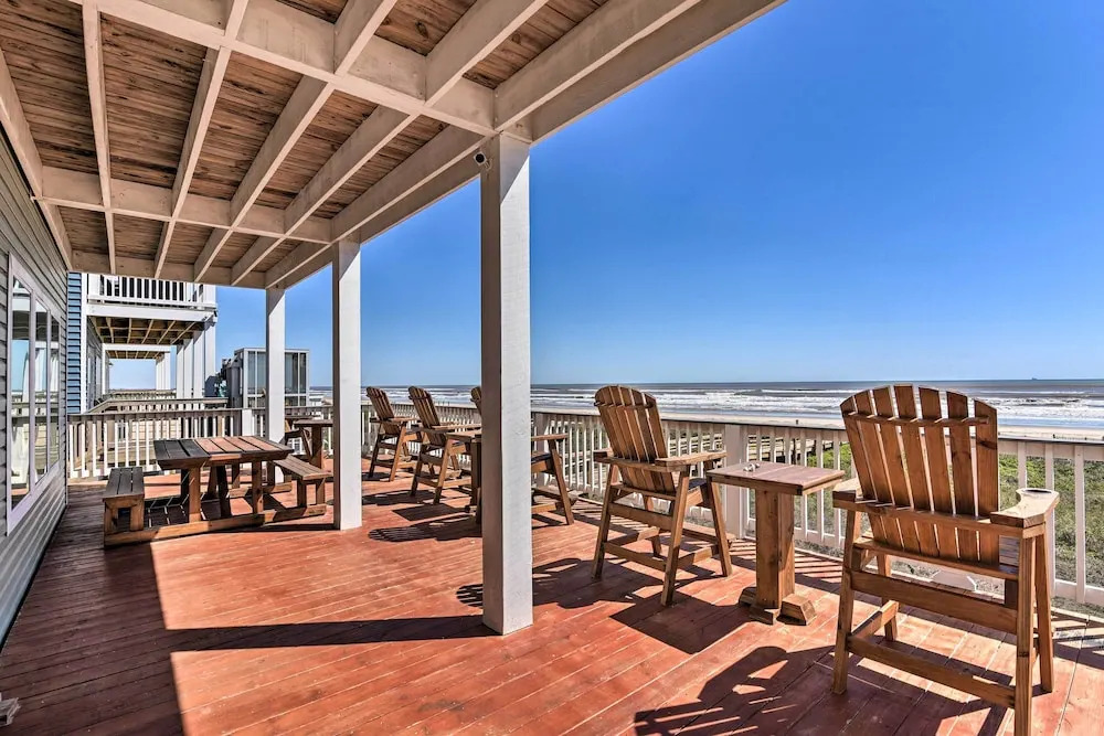 Gulf-View Home w/ Dog Run in Surfside Beach
