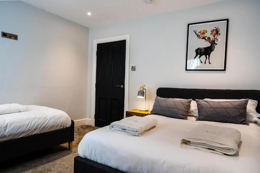 Central, stylish 3 bed apartment with sea views