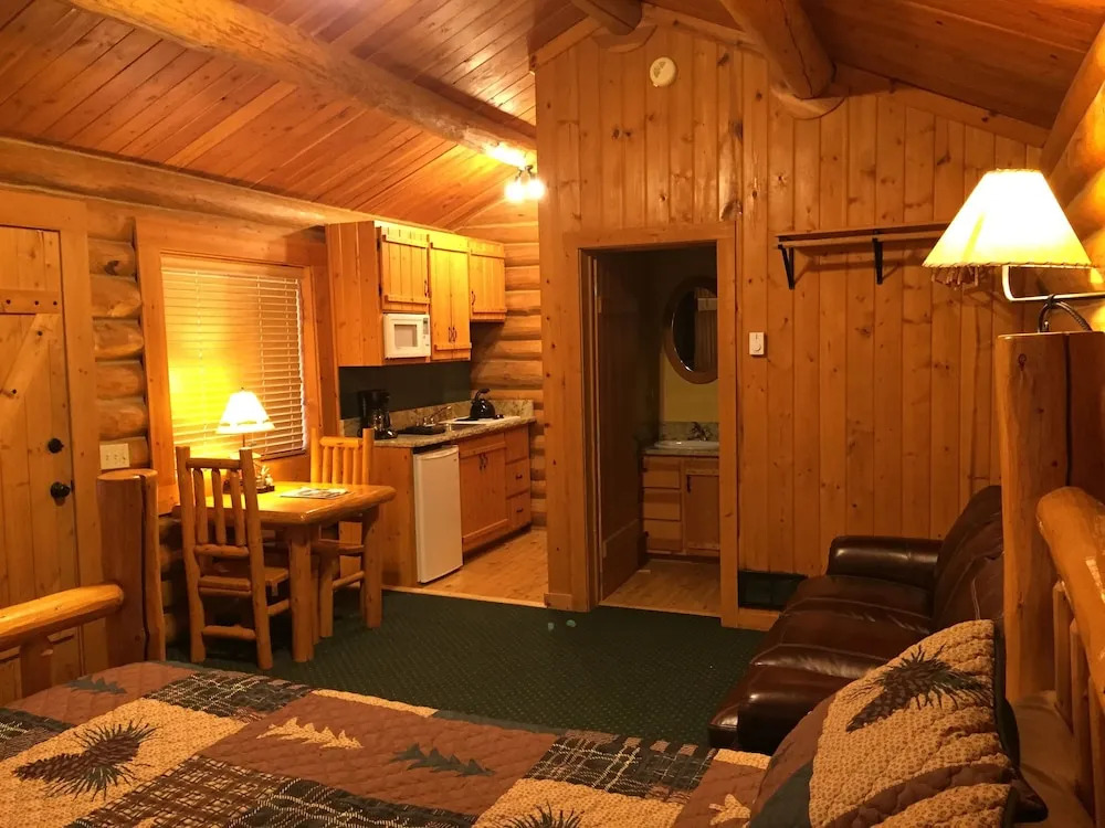 Somer's Bay Log Cabin lodging
