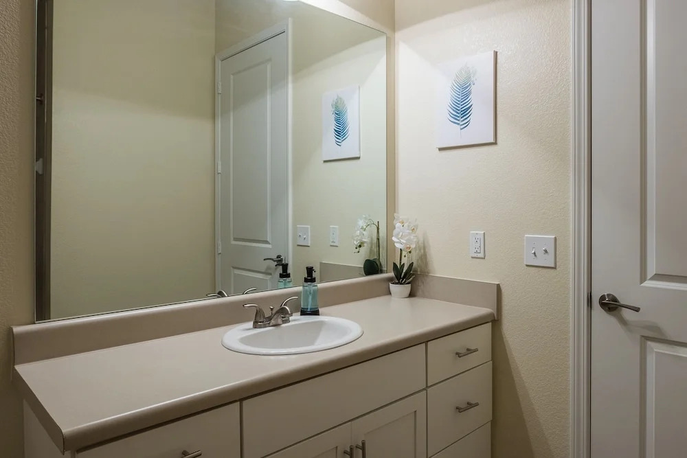 2 BR Suite with balcony by Frontdesk