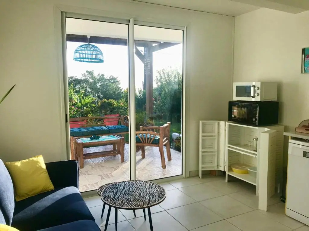 Bel appartement privé, magnifique vue sur la mer des Caraibes et jardin clos, WiFi, à 2mn de la plage